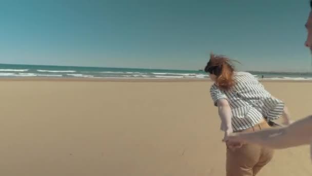 Feliz casal amoroso correndo na praia — Vídeo de Stock