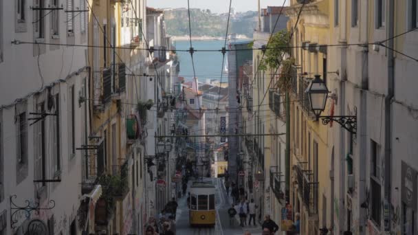 Vintage sárga villamos az utcán Lisszabon, Portugália — Stock videók