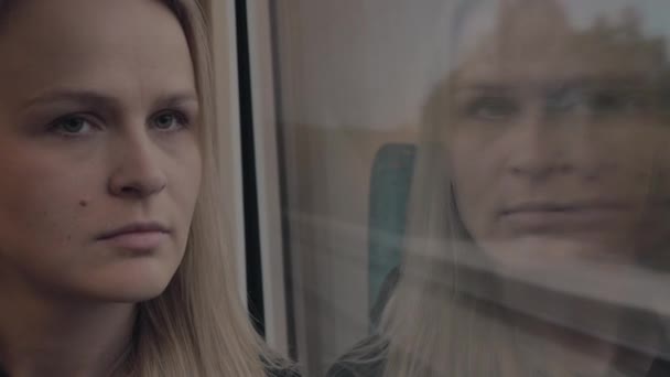 Mulher atenciosa no trem — Vídeo de Stock
