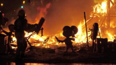Fallas kutlama La Cream ateşinde yanan itfaiyeci, İspanya