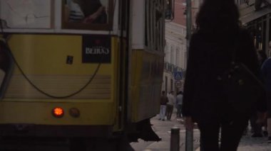 Retro tramvay 28 Lizbon, Portekiz yolunda yapma