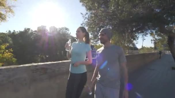 Los jóvenes tienen sed después del entrenamiento deportivo matutino — Vídeo de stock