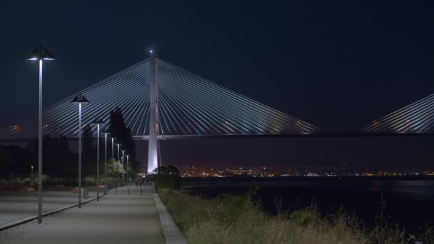 里斯本夜景与瓦斯科达伽马桥， 葡萄牙 — 图库视频影像