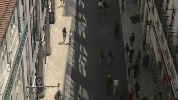 Ruchliwym deptaku Rua do Carmo oglądane z Santa Justa Lift w Lizbonie — Wideo stockowe