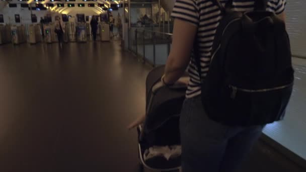 Mamma med baby Walking till Subway vändkors i Lissabon, Portugal — Stockvideo