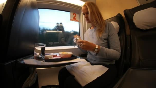 Kobieta coraz głodny podczas podróży pociągiem — Wideo stockowe