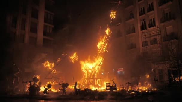 Evento final La Crema en el festival de Fallas. Fuego destruyendo la construcción — Vídeo de stock