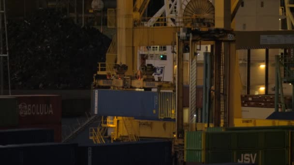 Cargando portacontenedores en puerto industrial por la noche. Barcelona, España — Vídeos de Stock