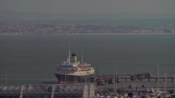 Frente al río Lisboa con barco amarrado, Portugal — Vídeo de stock
