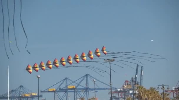 Valencia Rüzgar Festivali'nde heyecan verici uçurtma performansı, İspanya — Stok video