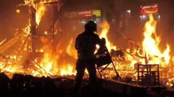 Пожарный на Ла Крема во время Фалласа в Валенсии, Испания — стоковое видео