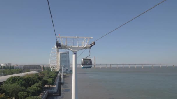 Jízda lanovkou v Lisabonu v Portugalsku — Stock video