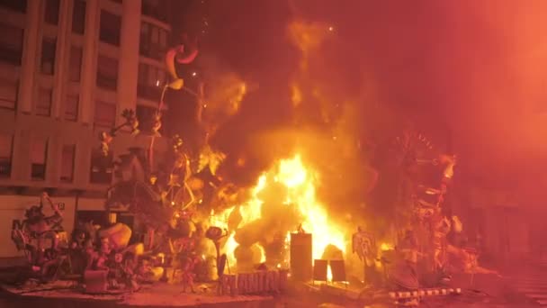 Brandende Falla in de straat. La Crema op de laatste nacht van Fallas in Valencia — Stockvideo