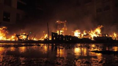 Falles gecesinde karanlıkta yanan şenlik ateşi