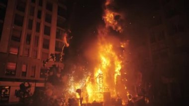 Valencia Falles gece büyük bir yanan şenlik ateşi bir slowmotion