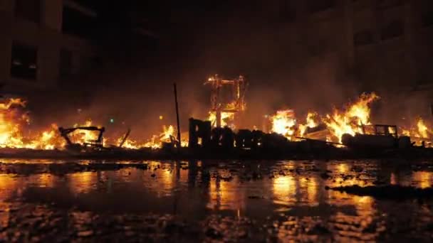 A fogueira ardendo na escuridão na noite de Falles — Vídeo de Stock