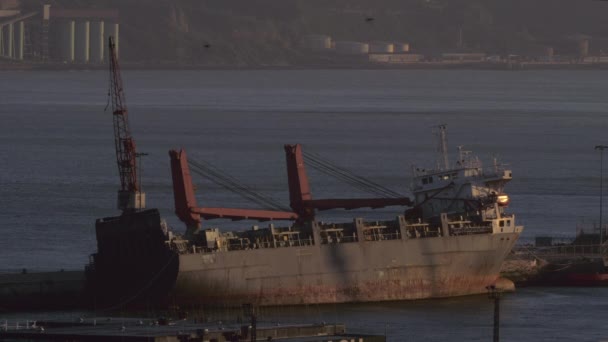 在码头与一艘废弃的驳船和平的风景 — 图库视频影像