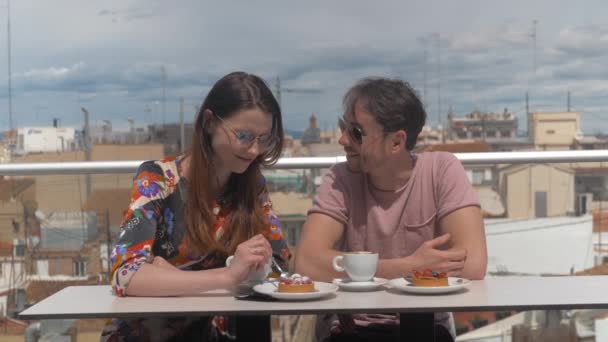 Een paar in een buitencafé op een zonnige dag — Stockvideo