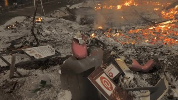 Los restos de la fogata tradicional después de la noche de Falles — Vídeos de Stock