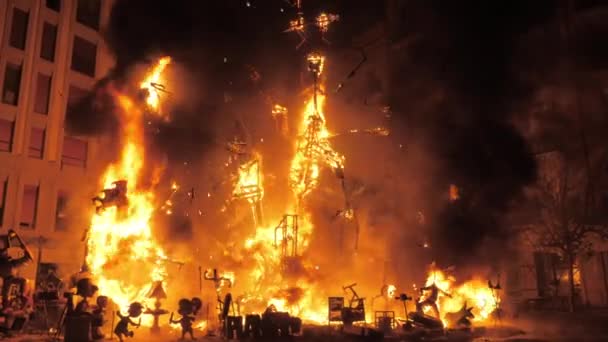 Het verbranden van traditionele feestelijke constructies op Falles Night in Valencia — Stockvideo