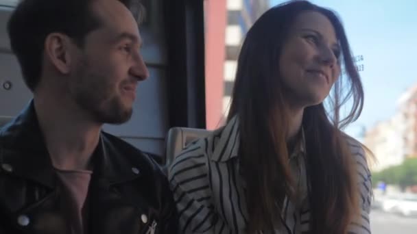Ett lyckligt par i en buss njuter av sin resa — Stockvideo