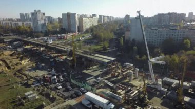 Yapım aşamasında olan yerüstü metro istasyonu ile Moskova havadan görünümü, Rusya