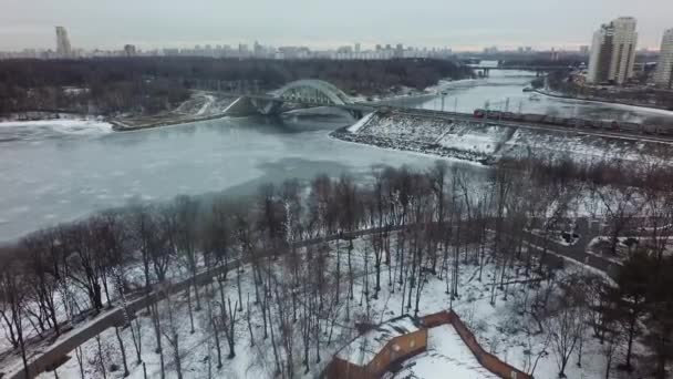 Tiro de inverno aéreo de Moscou com rio e ponte ferroviária, Rússia — Vídeo de Stock