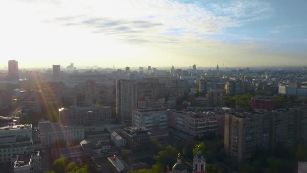 Aerial Shot av tysta Moskva i ljuset av morgonsolen, Ryssland — Stockvideo