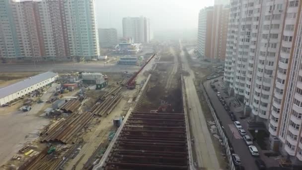 Volando sobre la estación de metro en construcción en Moscú, Rusia — Vídeo de stock