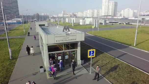 Plano aéreo del tráfico de personas en la entrada de la estación de metro de Kotelniki, Moscú — Vídeo de stock