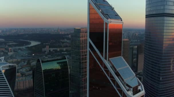 Εναέριο αστικό τοπίο της Μόσχας με ουρανοξύστη στο Επιχειρηματικό κέντρο, Ρωσία — Αρχείο Βίντεο