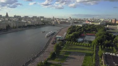 Nehir, park ve köprü ile Moskova'nın havadan yaz şehir manzarası
