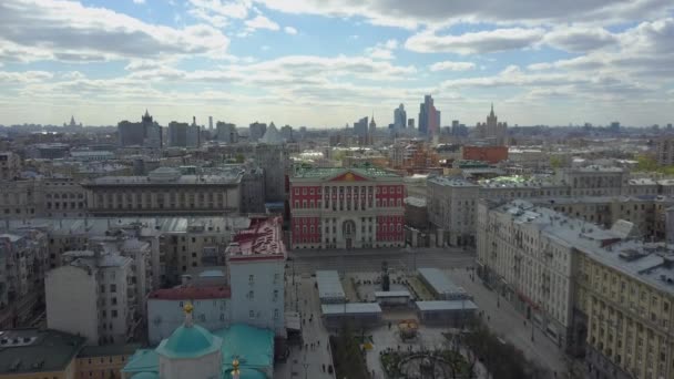 Voando sobre Moscou, paisagem urbana com a Prefeitura em Tverskaya Street. Rússia — Vídeo de Stock