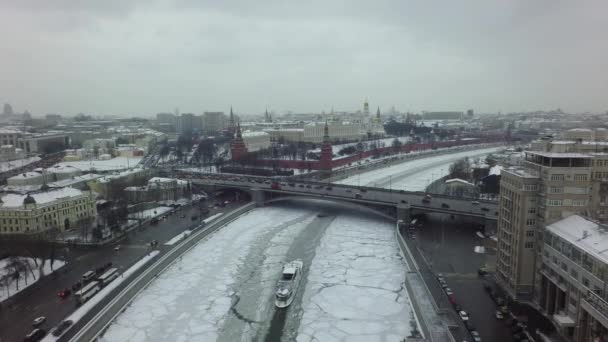 Scène hivernale aérienne de Moscou avec rivière, pont et Kremlin. Russie — Video