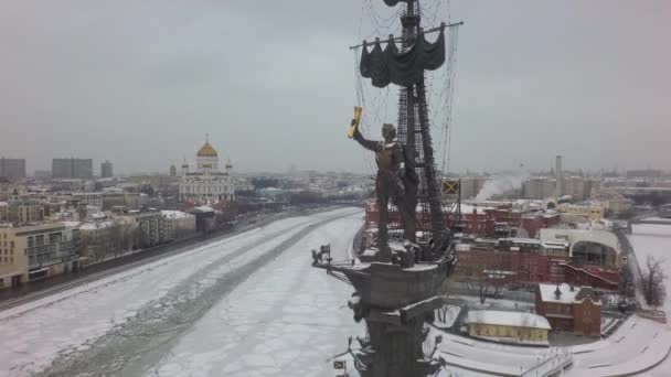 Moscú paisaje urbano de invierno con el río y Pedro la Gran Estatua, aérea — Vídeo de stock