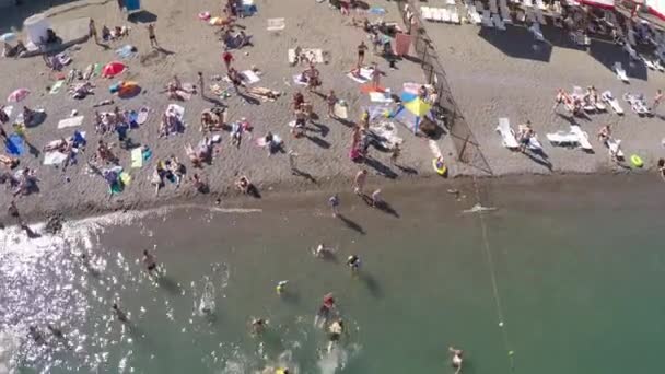 Kırım'da plajda turistlerile kıyı kenti havadan görünümü — Stok video