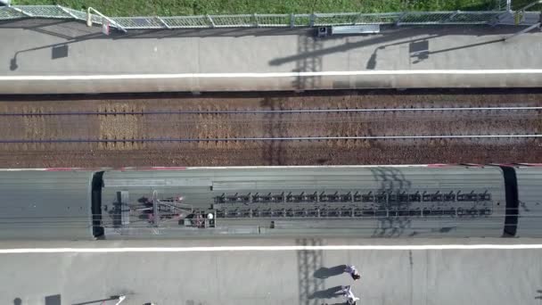 Veduta aerea della stazione ferroviaria e della partenza del treno suburbano, Mosca — Video Stock