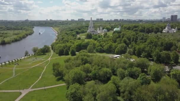 Вид с воздуха на Коломенское с храмом Вознесения Господня, Москва — стоковое видео