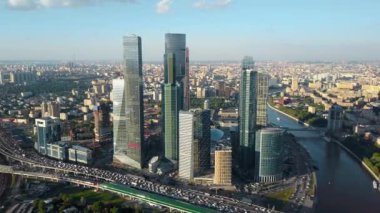 İş Merkezi, nehir ve ağır trafik ile hava Moskova Cityscape