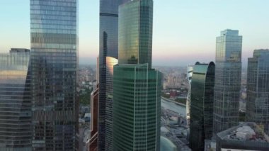 Şehir merkezinde gökdelenler ile hava çekimi