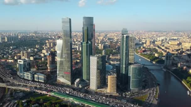 Flyg Moskva stadsbilden med affärscentrum, flod och tung trafik — Stockvideo