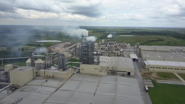 Vista aérea de las instalaciones industriales con pipas humeantes — Vídeos de Stock