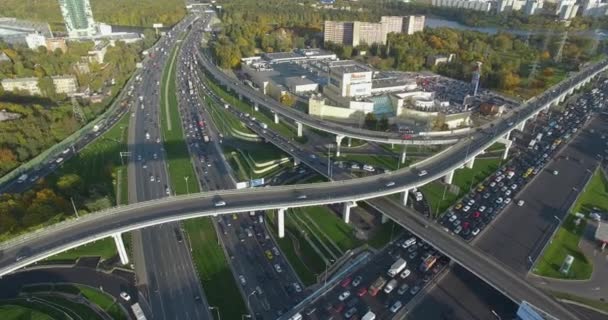 Intersecties bezet met verkeer. Luchtfoto van Moskou, Rusland — Stockvideo