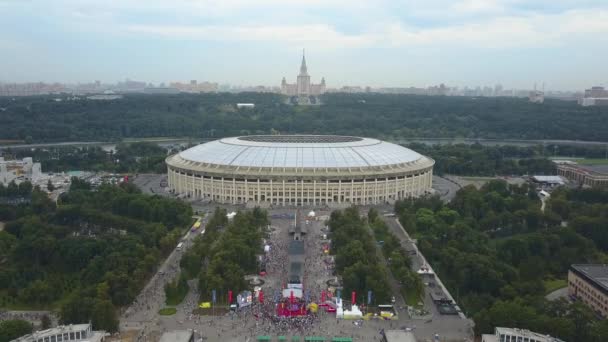 Flygvy över Luzjnikistadion och Moskvas delstatsuniversitet i rysk huvudstad — Stockvideo