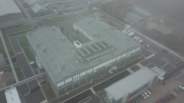 Vliegen over het fabrieksgebouw — Stockvideo