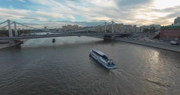 Московская воздушная сцена с Крымским мостом через реку, Россия — стоковое видео