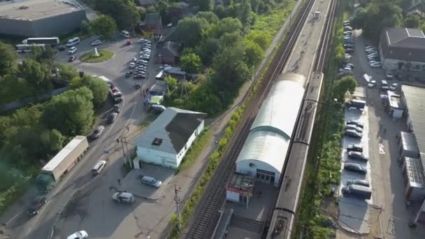 Giden tren ile banliyö tren istasyonu üzerinde uçan, Rusya — Stok video