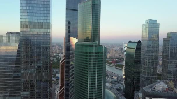 Foto aérea del centro de la ciudad con rascacielos — Vídeo de stock