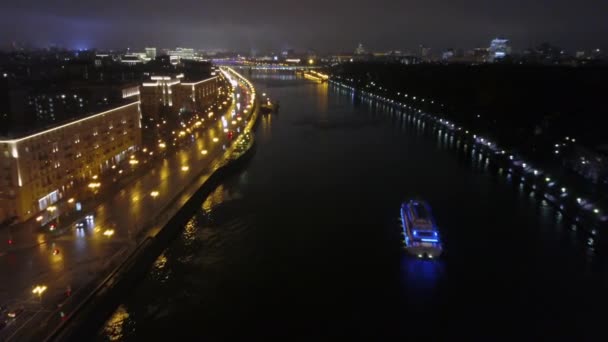 Vista aérea de la noche Moscú con río y puente, Rusia — Vídeos de Stock