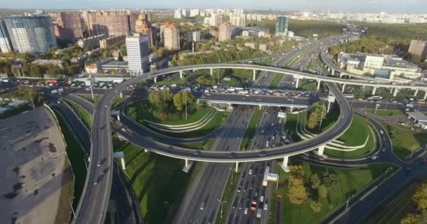 Plano aéreo de Moscú paisaje urbano con intercambios ocupados, Rusia — Vídeo de stock